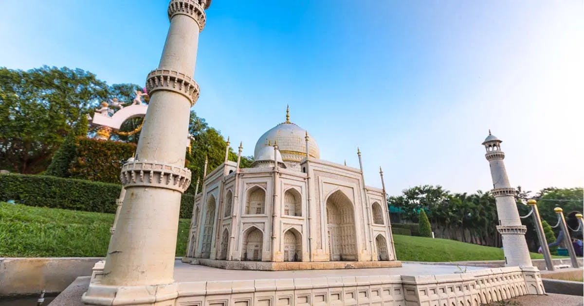 Dream World Bangkok with Round Trip Share Transfer