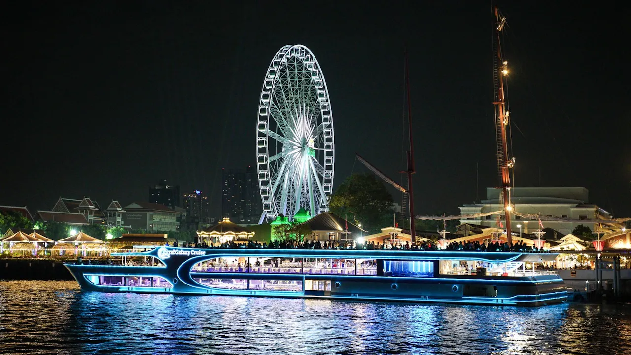 Royal Galaxy Dinner Cruise in Bangkok