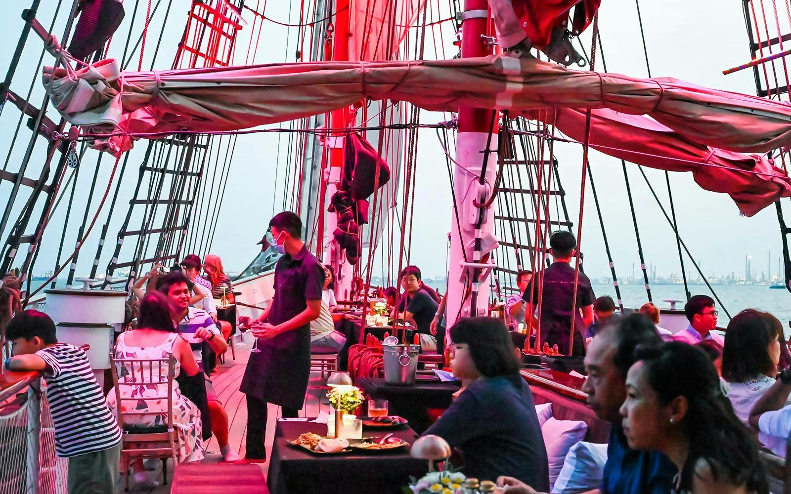 Singapore's Royal Albatross City Lights & Sunset Dinner Cruise Thrillark