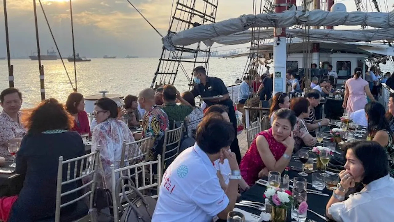 Singapore's Royal Albatross City Lights & Sunset Dinner Cruise Ticket