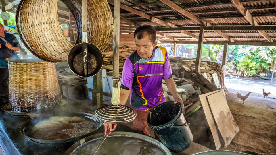 From Bangkok: Half-day Damnoen Saduak Floating Market Tour and Thai house with English Guide