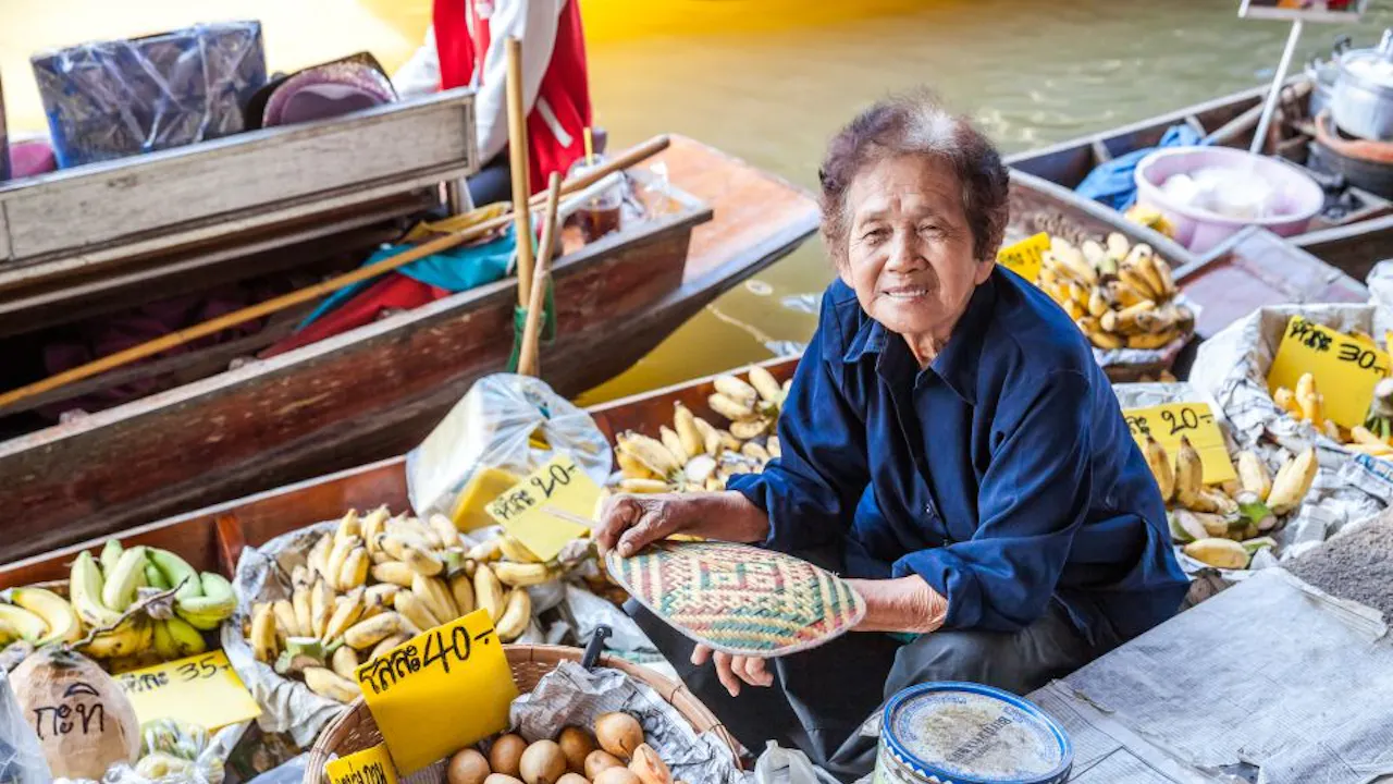 From Bangkok: Half-day Damnoen Saduak Floating Market Tour and Thai house with English Guide Price