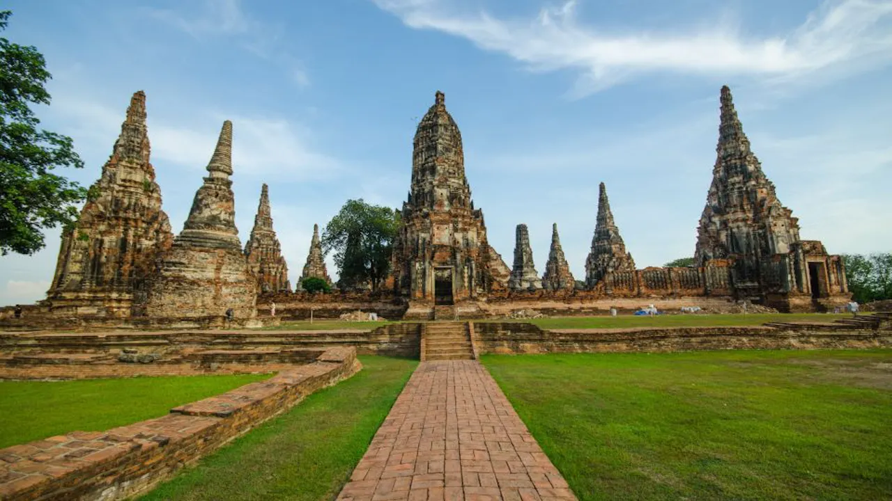 From Bangkok: Ayutthaya Day Tour with lunch with an English Guide