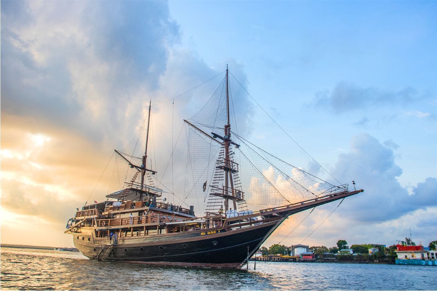 Bali Pirate Dinner Cruise