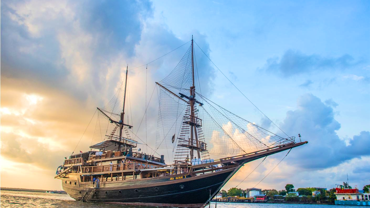 Bali Pirate Dinner Cruise