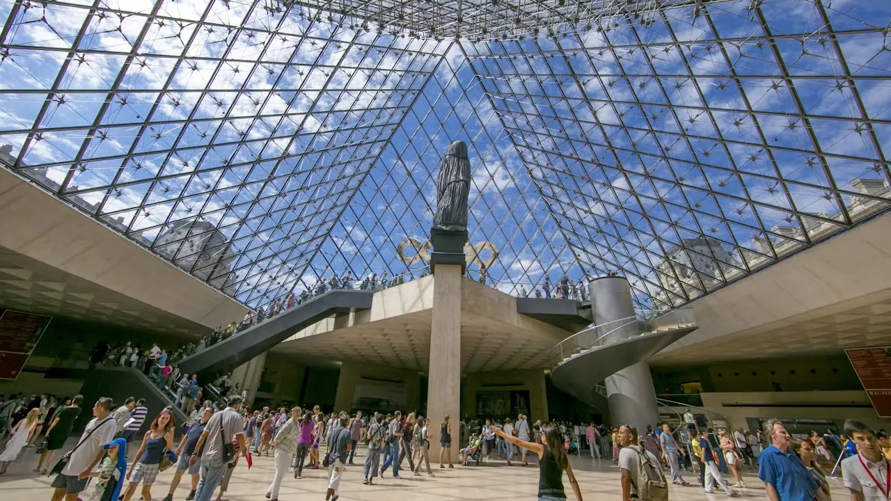 Louvre Museum: Entry Ticket + Seine River Cruise Location