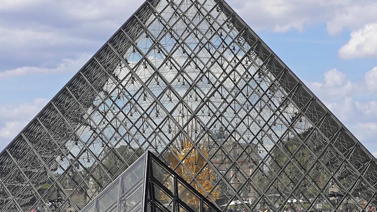 Louvre Museum: Entry Ticket + Hosted Access to Mona Lisa