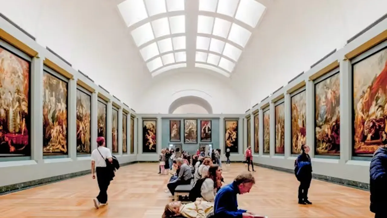 Louvre Museum: Entry Ticket + Hosted Access to Mona Lisa Location