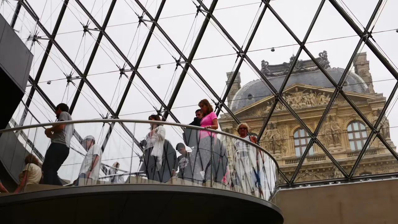 Louvre Museum: Fast Track Ticket + Hosted Access to Mona Lisa Ticket