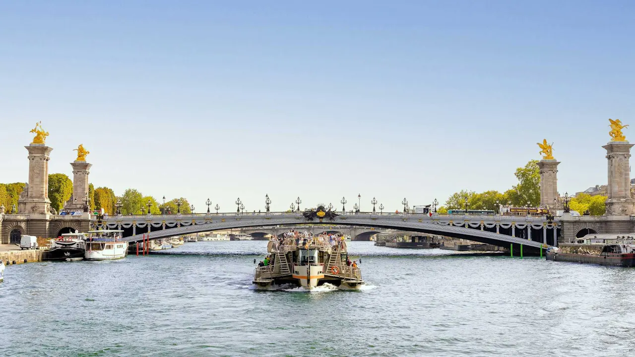 Seine River Sightseeing Cruise from the Eiffel Tower Discount
