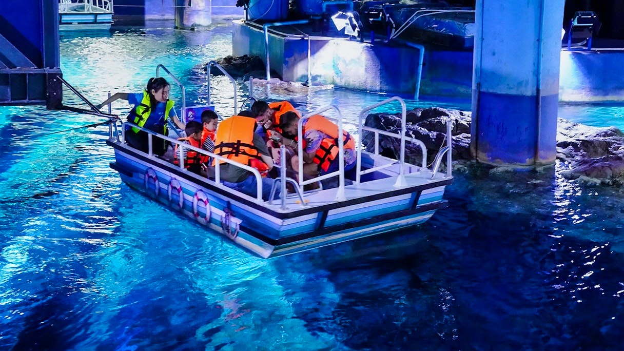 Combo: Golden Dome Cabaret Show and Sea Life Bangkok Category