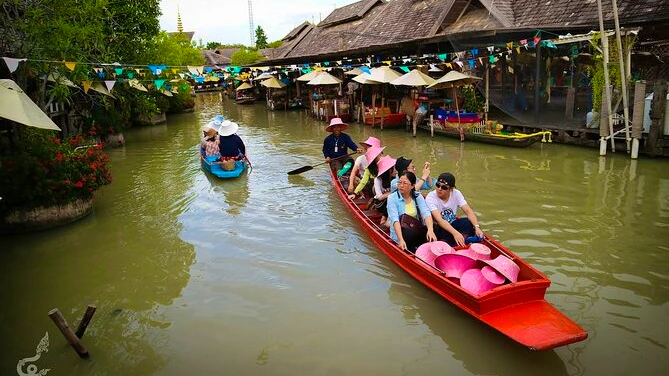 Combo: Underwater World Pattaya and Pattaya Floating Market with Rowing Admission Tickets