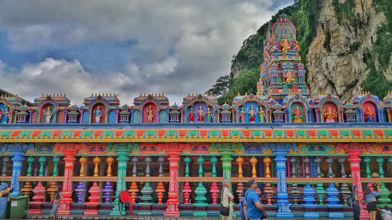 Combo: SplashMania Gamuda Cove + Batu Caves and Kuala Lumpur Countryside Tour Thrillark