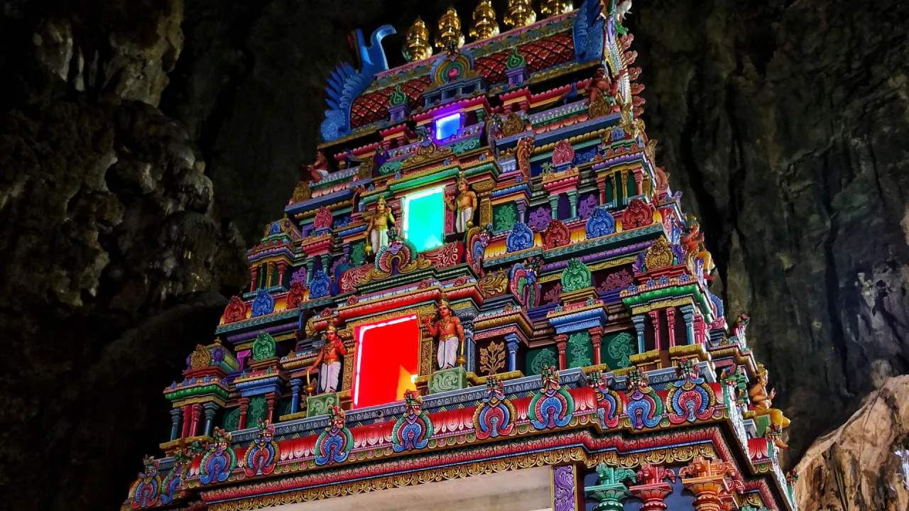 Combo: SplashMania Gamuda Cove + Batu Caves and Kuala Lumpur Countryside Tour