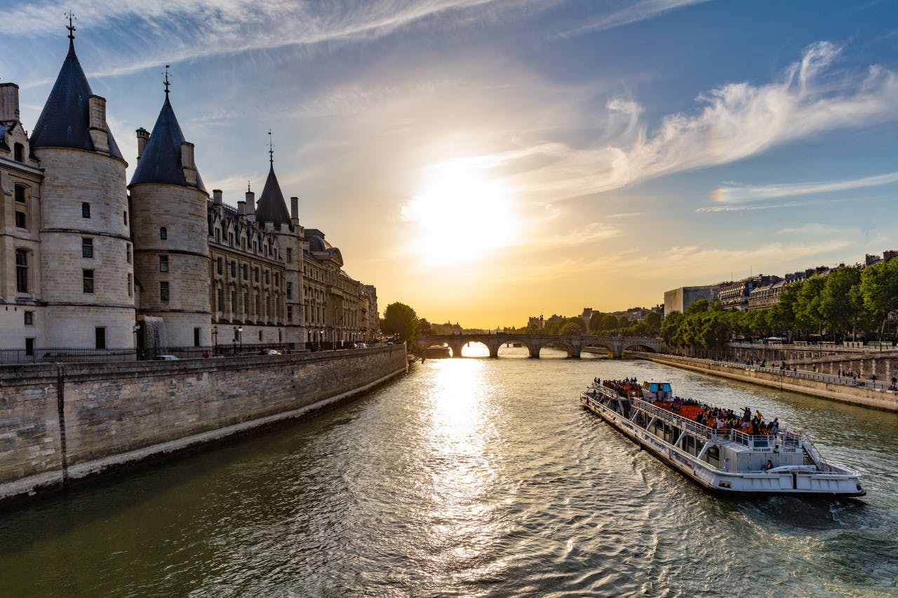 COMBO: Paris Museum Pass + Seine River Sightseeing Cruise by Bateaux Parisiens 