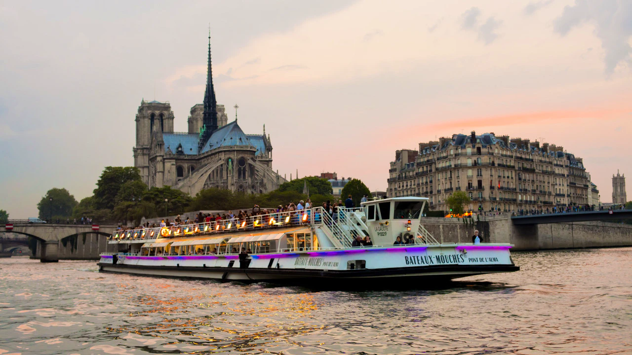 COMBO: Paris Museum Pass + Seine River Sightseeing Cruise by Bateaux Parisiens
