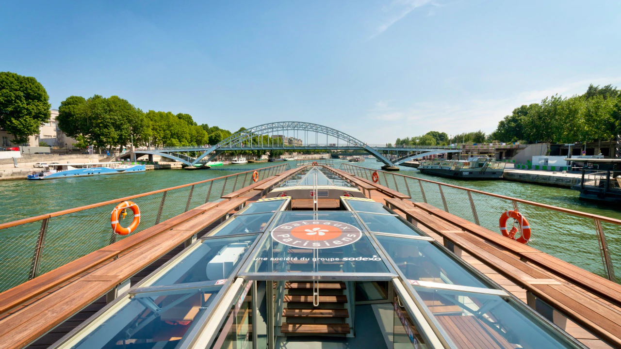 COMBO: Paris Museum Pass + Seine River Sightseeing Cruise by Bateaux Parisiens Location