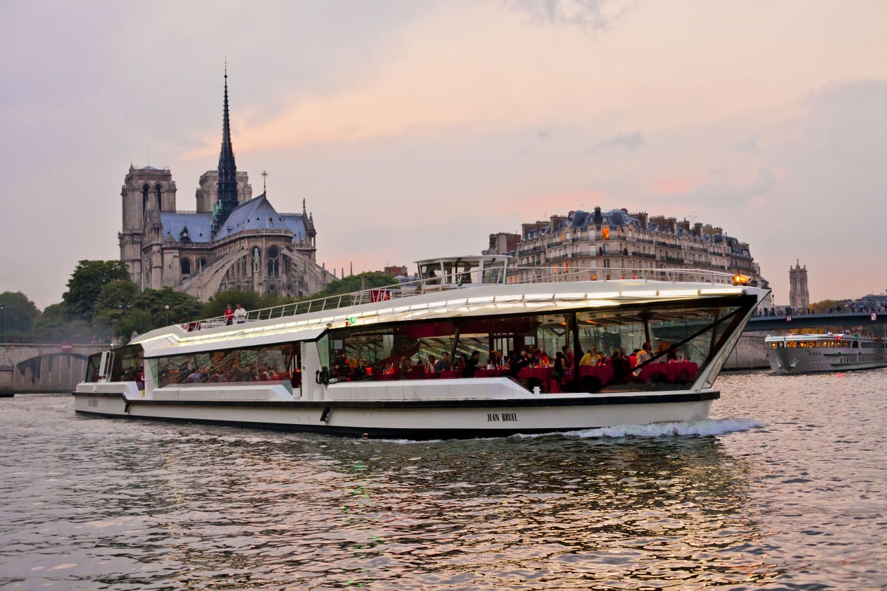 COMBO: Paris Museum Pass + Seine River Sightseeing Cruise by Bateaux Parisiens 