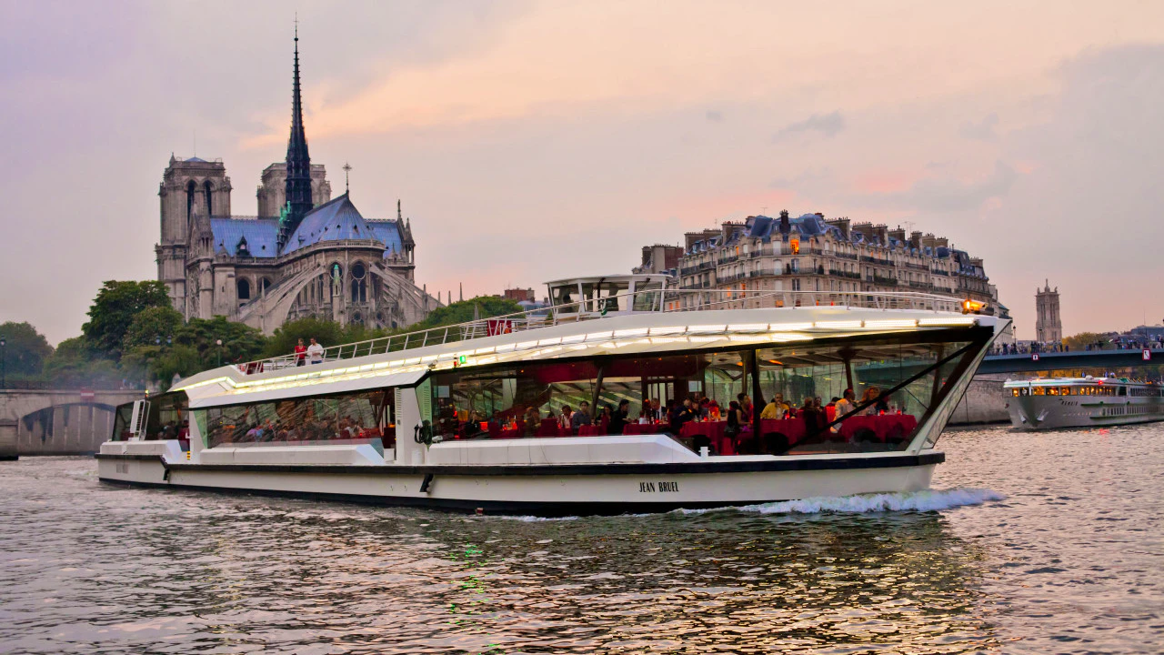 COMBO: Paris Museum Pass + Seine River Sightseeing Cruise by Bateaux Parisiens