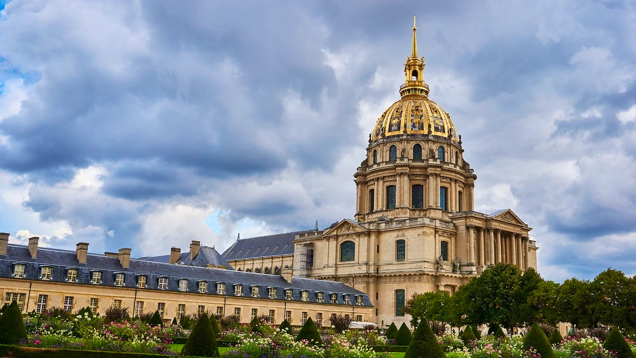 COMBO: Paris Museum Pass + Seine River Sightseeing Cruise by Bateaux Parisiens