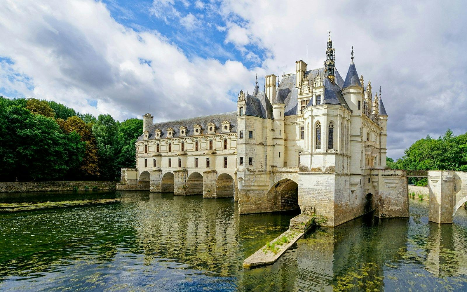 La Vallee Village with Round-Trip Transfers from Paris Thrillark