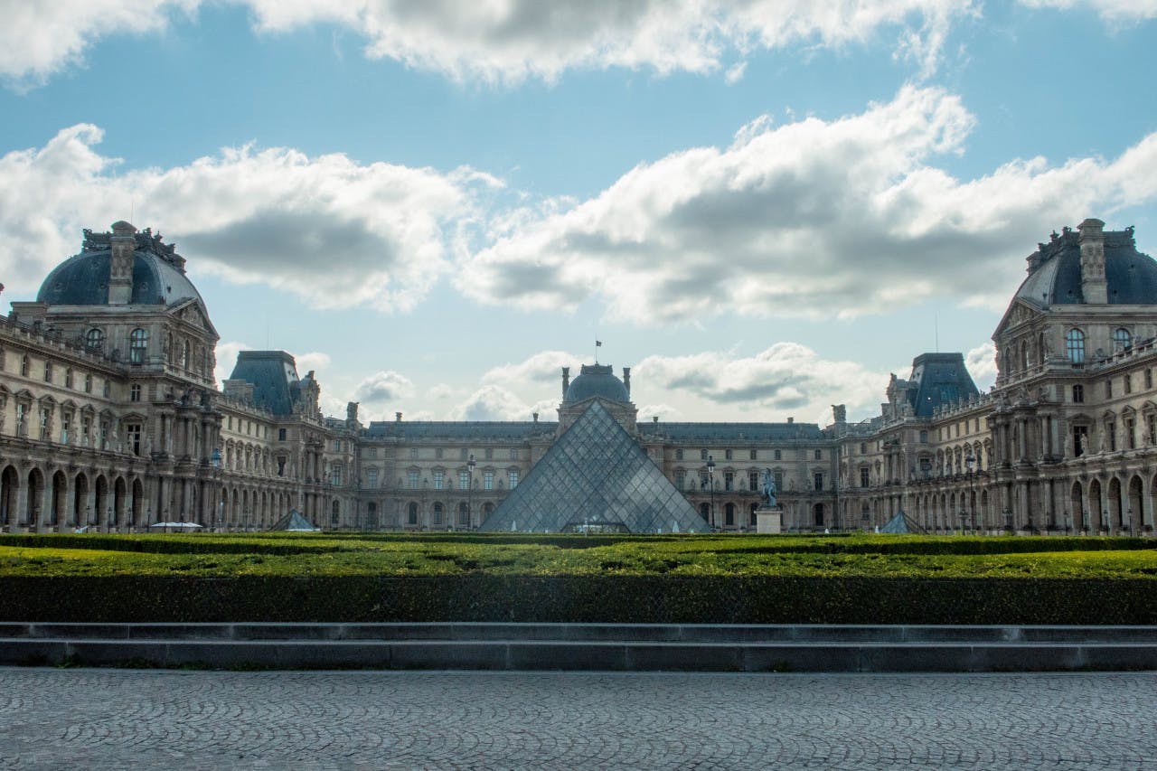 Paris Panoramic Bus Tour and Seine River Cruise Location