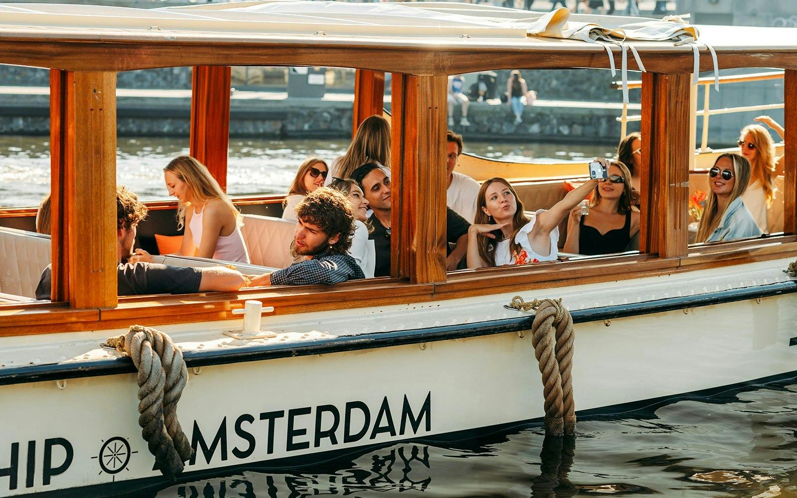 Amsterdam Canal Cruise Ticket with Pizza and Drinks Review