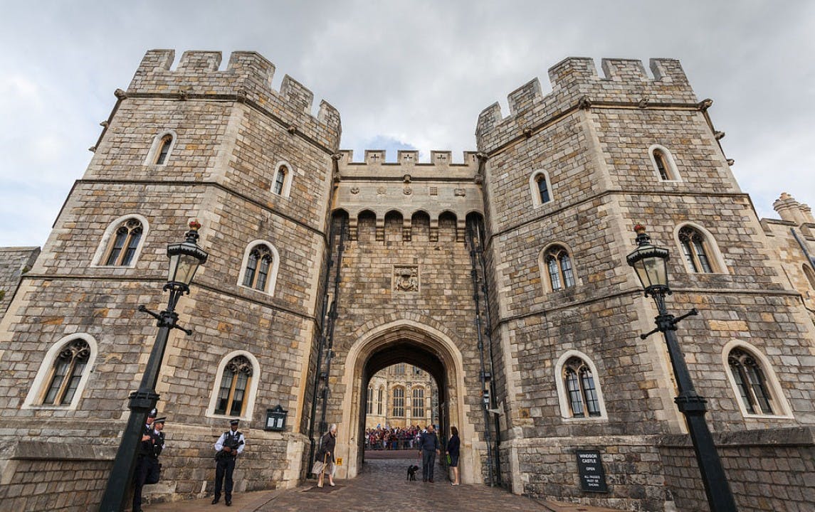 Windsor, Stonehenge, Bath & Lacock Tour with Lunch 