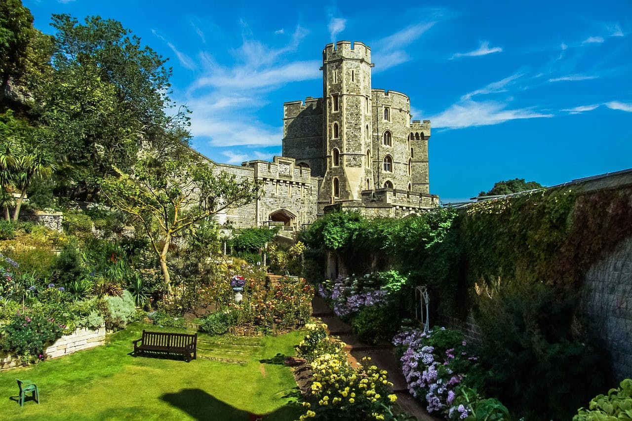 Windsor, Stonehenge, Bath & Lacock Tour with Lunch 