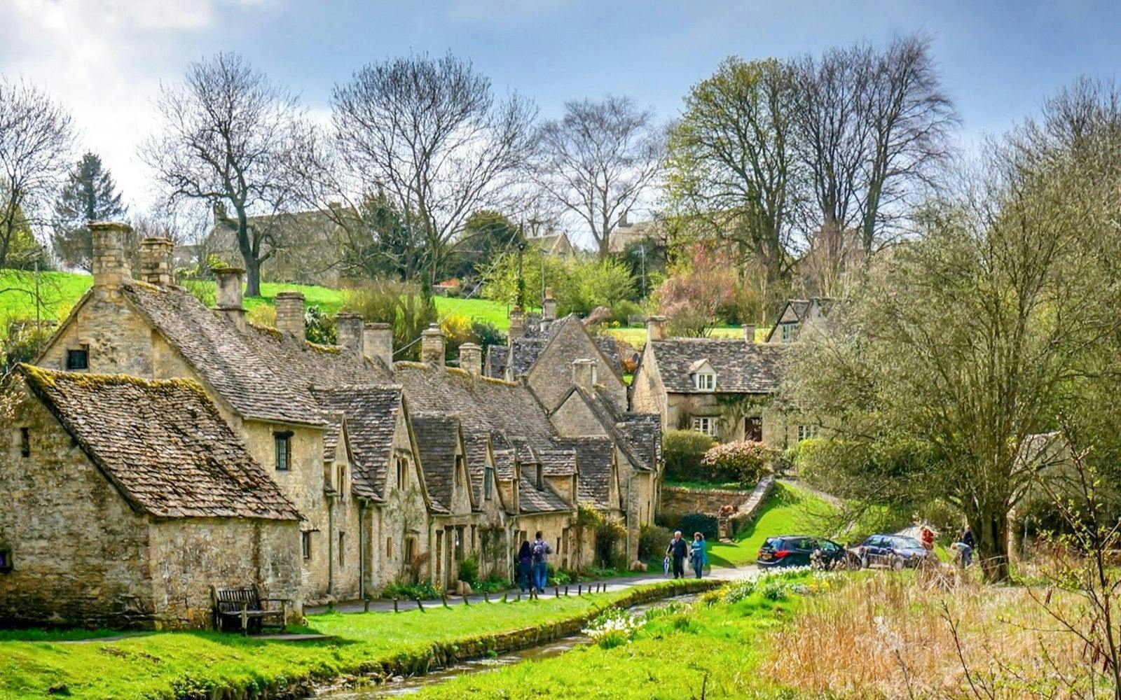 Cotswolds Village Tour with Lunch Location