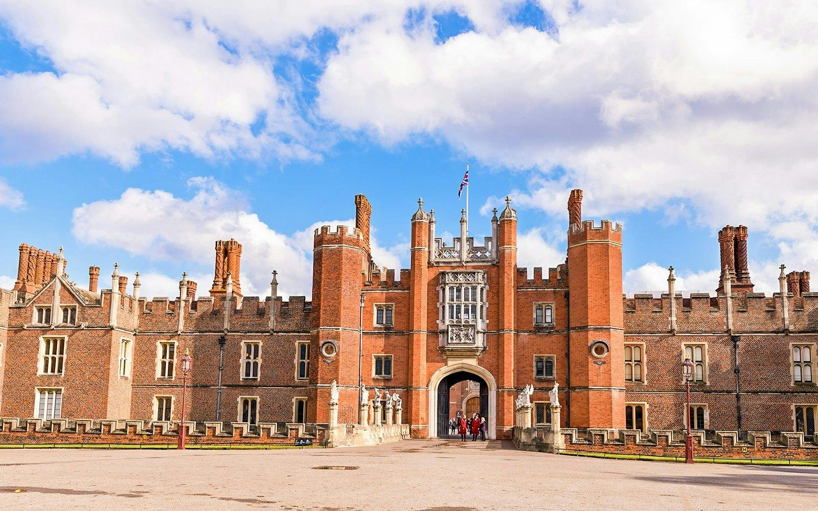 Hampton Court, Windsor Castle & London Sightseeing Tour