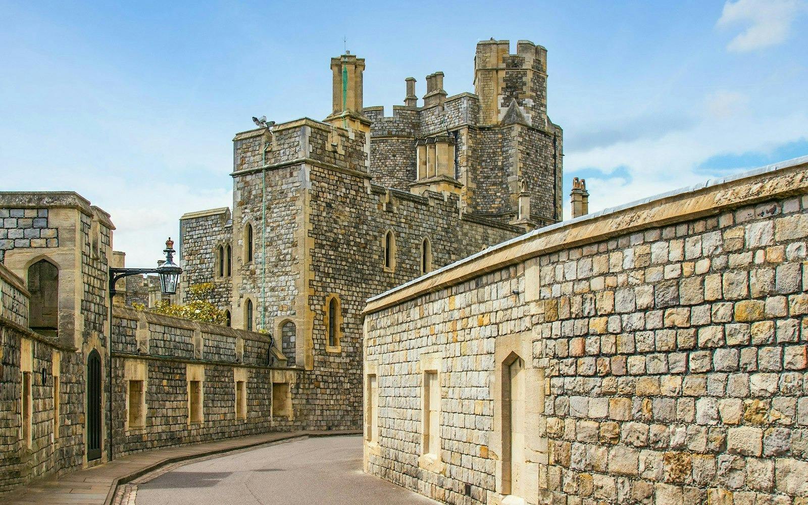 Hampton Court , Windsor Castle & London Sightseeing Tour 