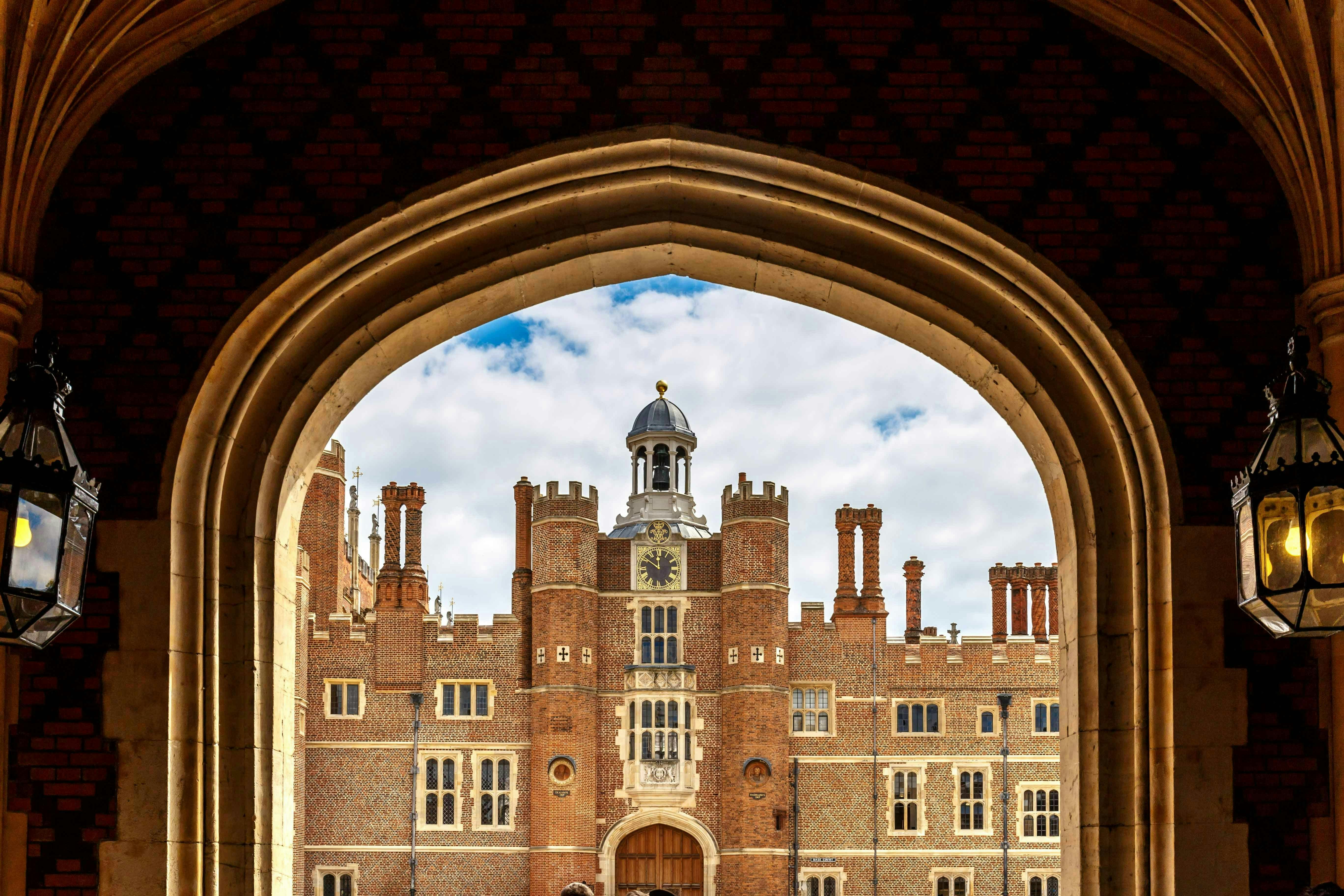 Hampton Court , Windsor Castle & London Sightseeing Tour Location