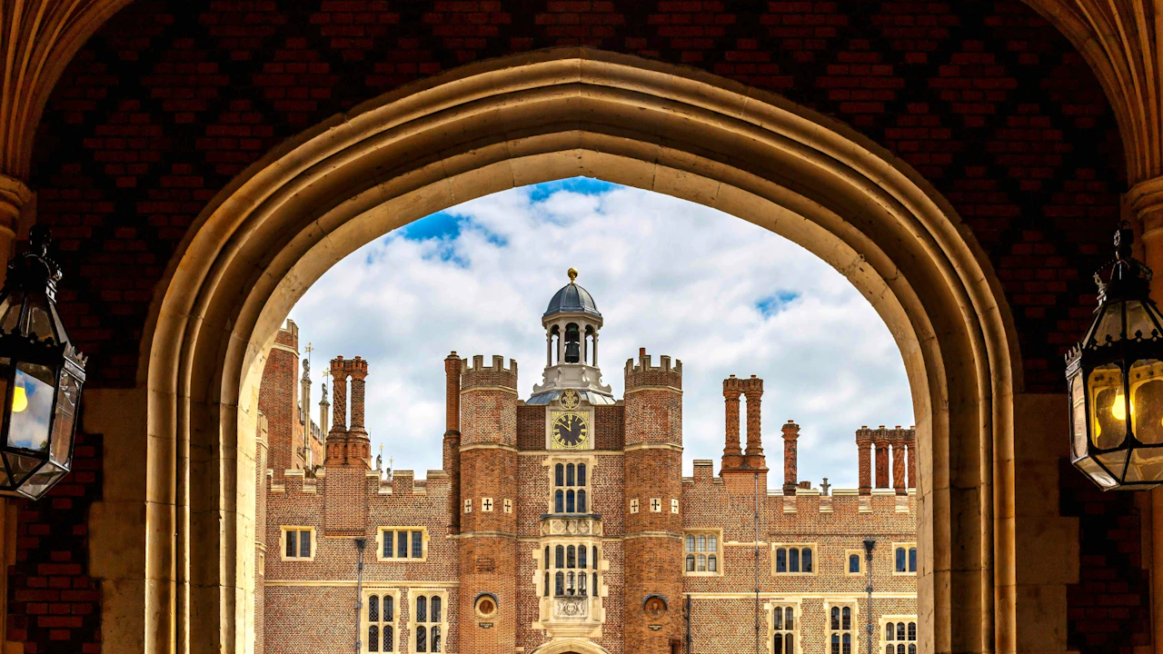 Hampton Court , Windsor Castle & London Sightseeing Tour Location