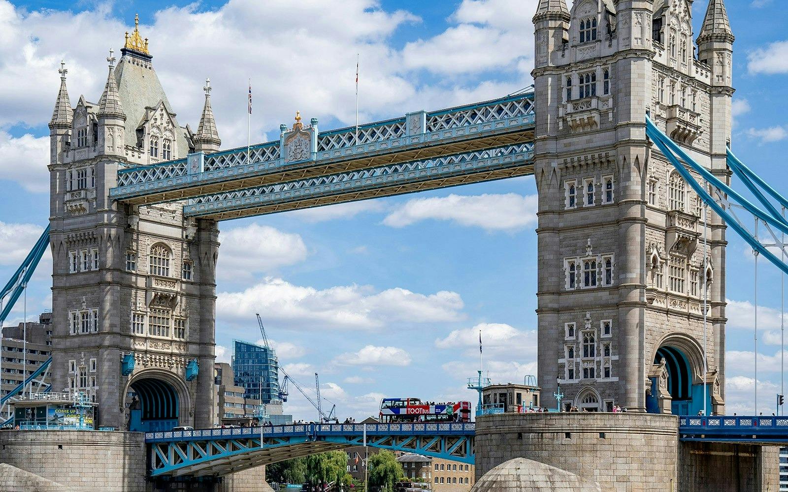 Hampton Court , Windsor Castle & London Sightseeing Tour 