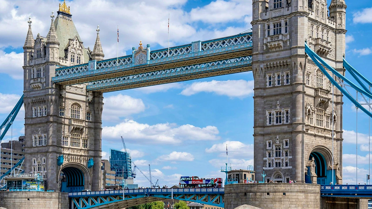 Hampton Court , Windsor Castle & London Sightseeing Tour