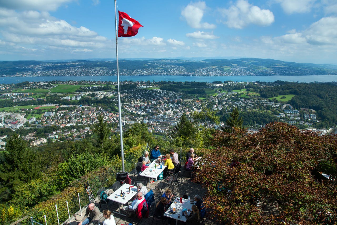Sunset Tour & Swiss Cheese Fondue Dinner in Zurich 