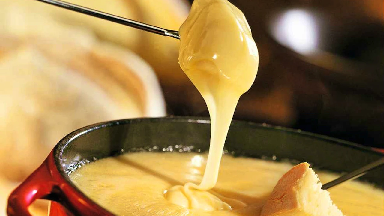 Sunset Tour & Swiss Cheese Fondue Dinner in Zurich Ticket