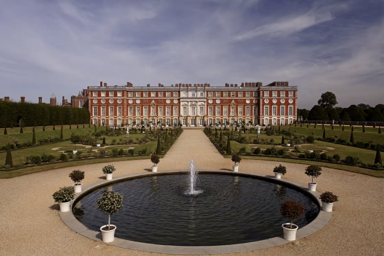Thorpe Park + Hampton Court Palace Ticket
