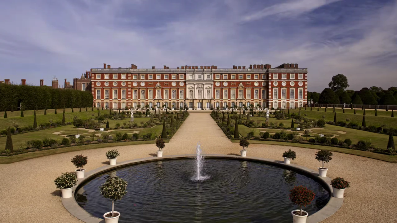 Thorpe Park + Hampton Court Palace Ticket