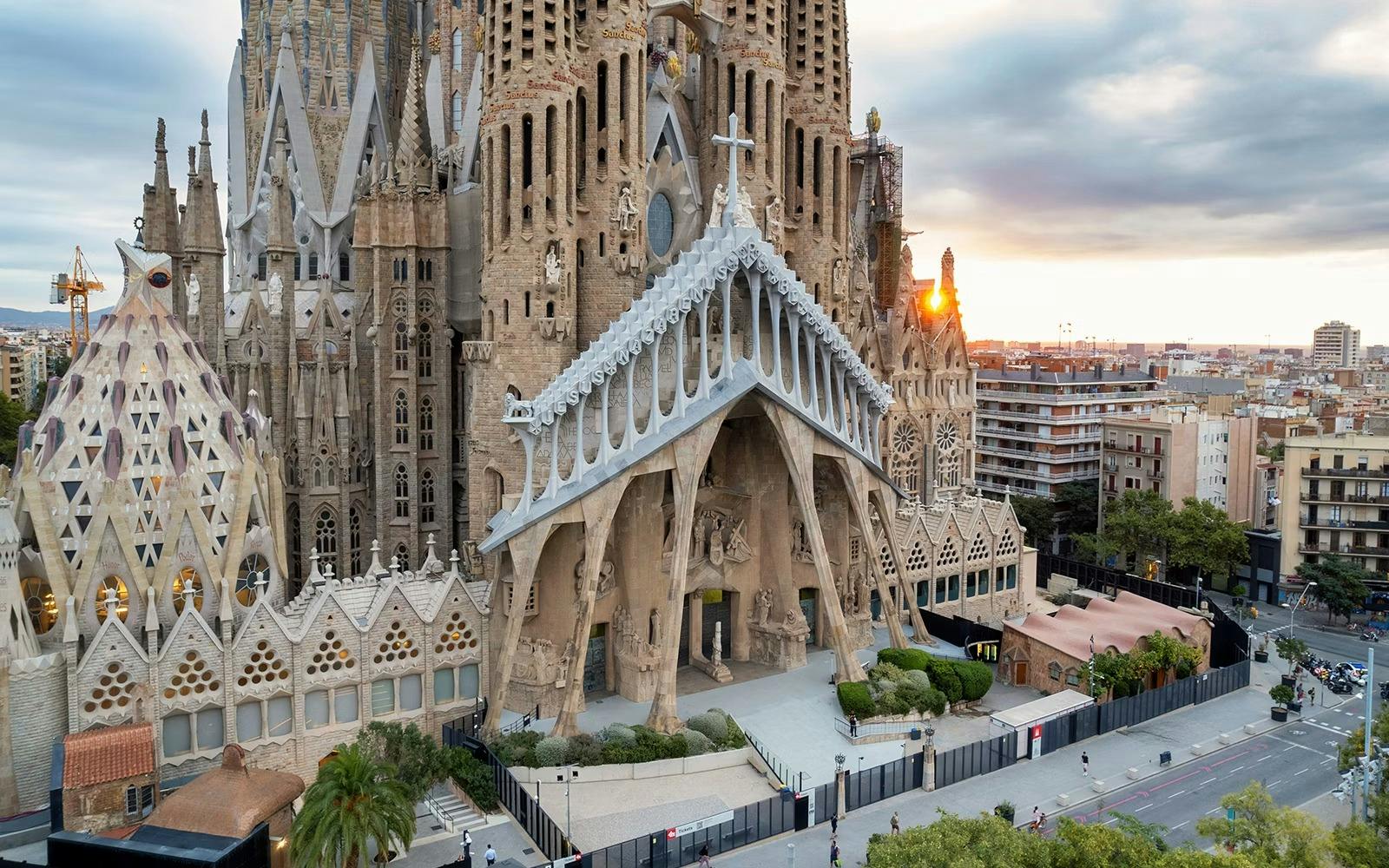 Barcelona Highlights: Sagrada Família & Gaudí Houses Guided Tour Price