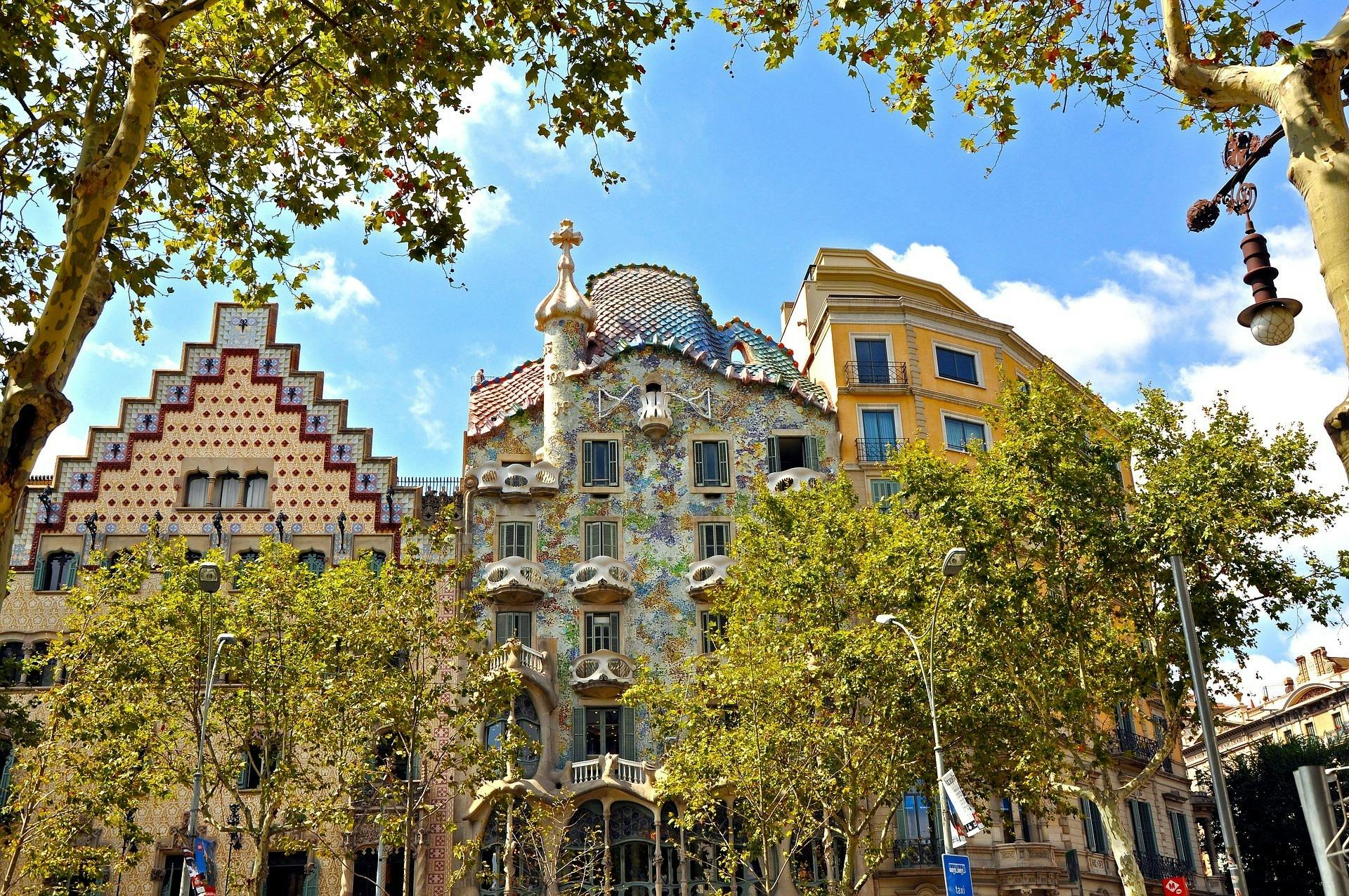 Barcelona Highlights: Sagrada Família & Gaudí Houses Guided Tour