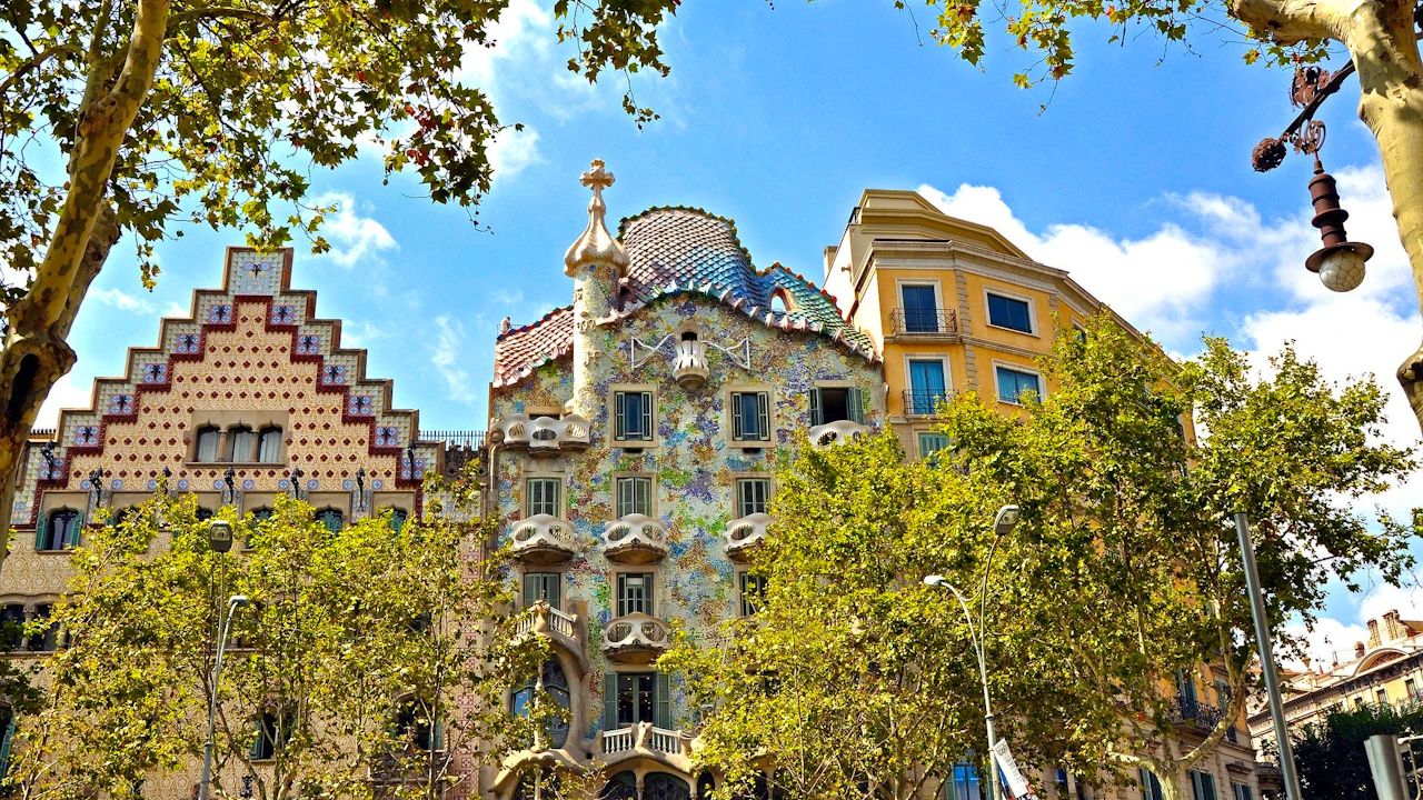 Barcelona Highlights: Sagrada Família & Gaudí Houses Guided Tour