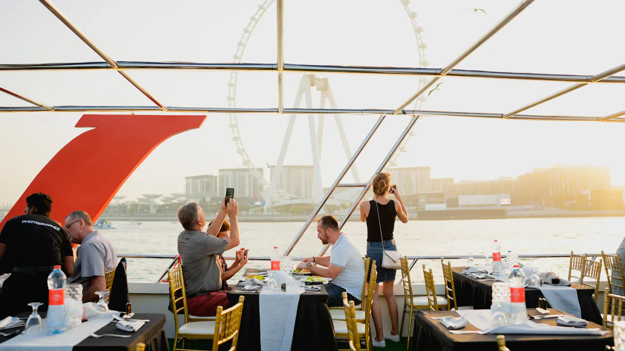 Dubai Marina: Luxury Dinner Cruise with Live Music Review