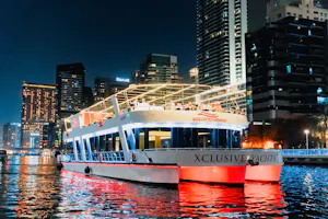 Dubai Marina: Luxury Dinner Cruise with Live Music