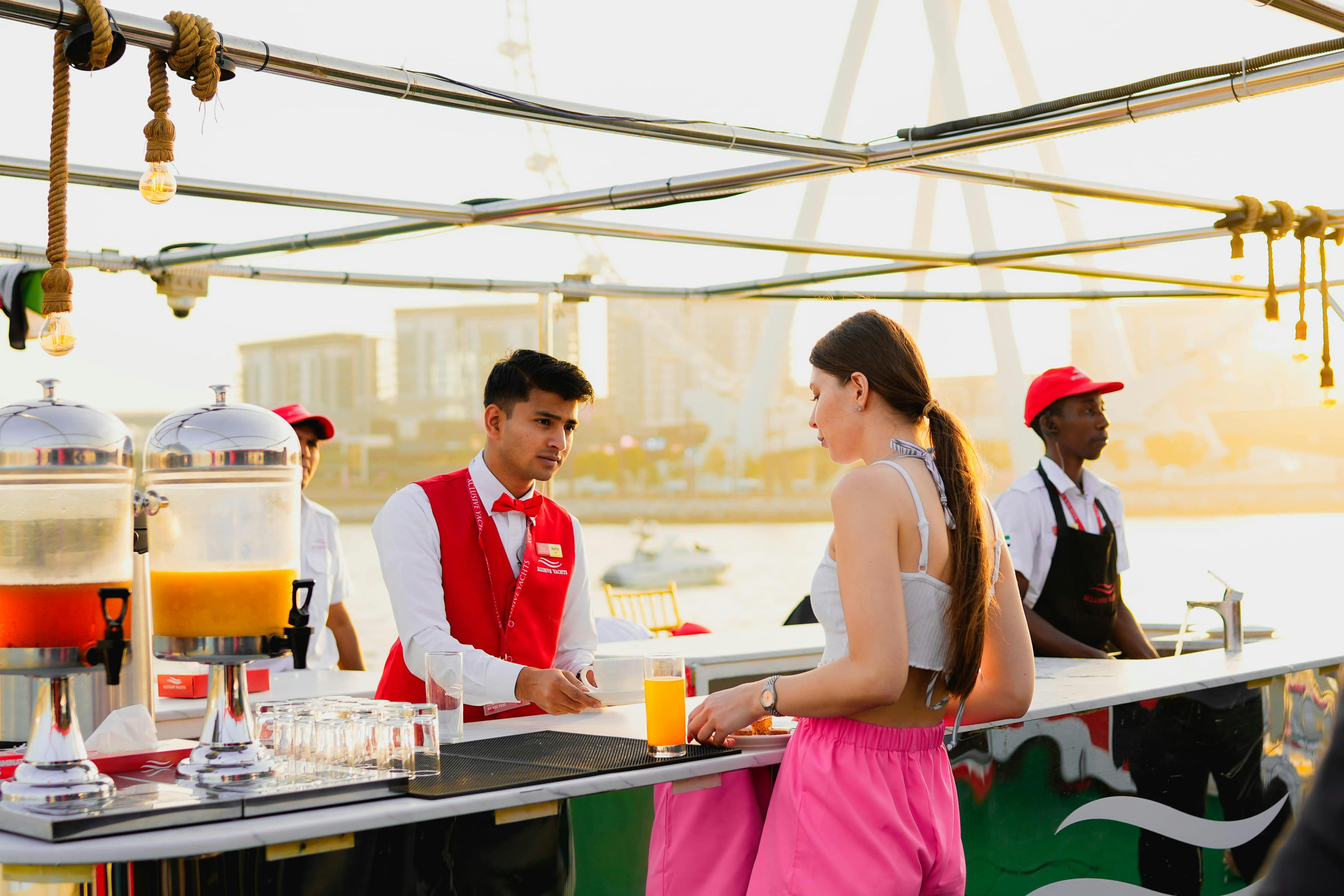 Dubai Marina: Luxury Dinner Cruise with Live Music Category