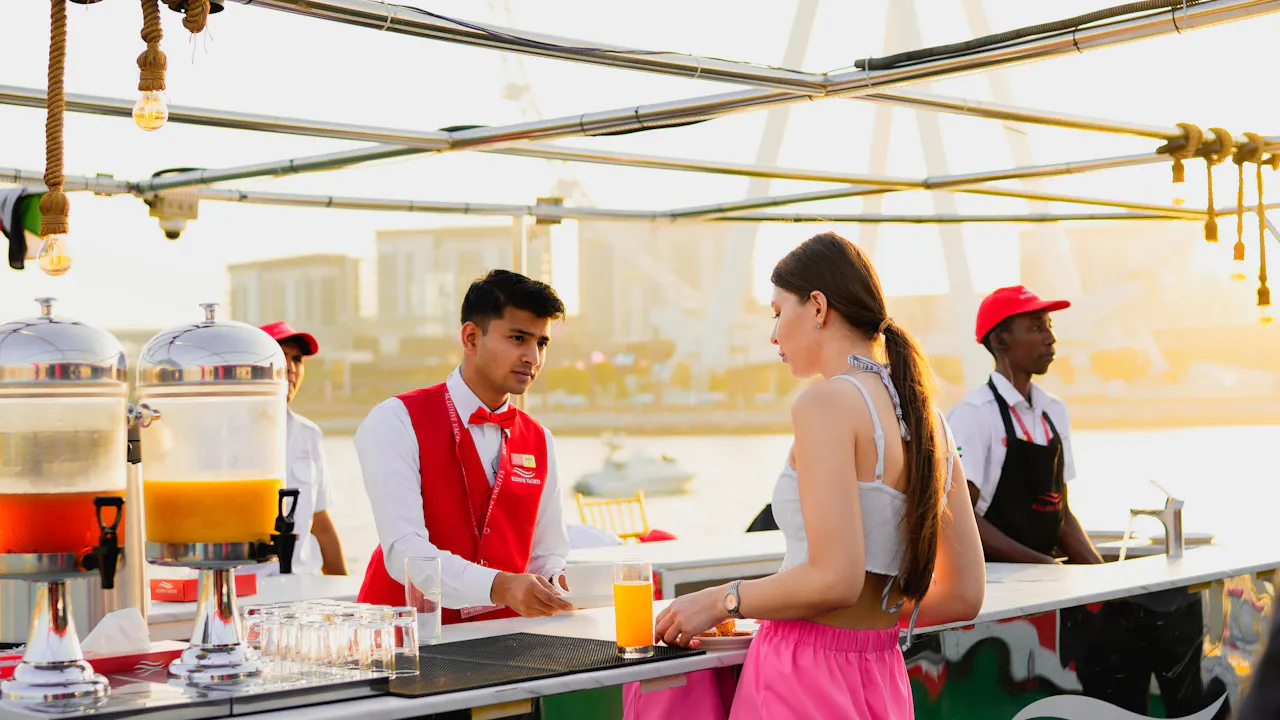 Dubai Marina: Luxury Dinner Cruise with Live Music Category