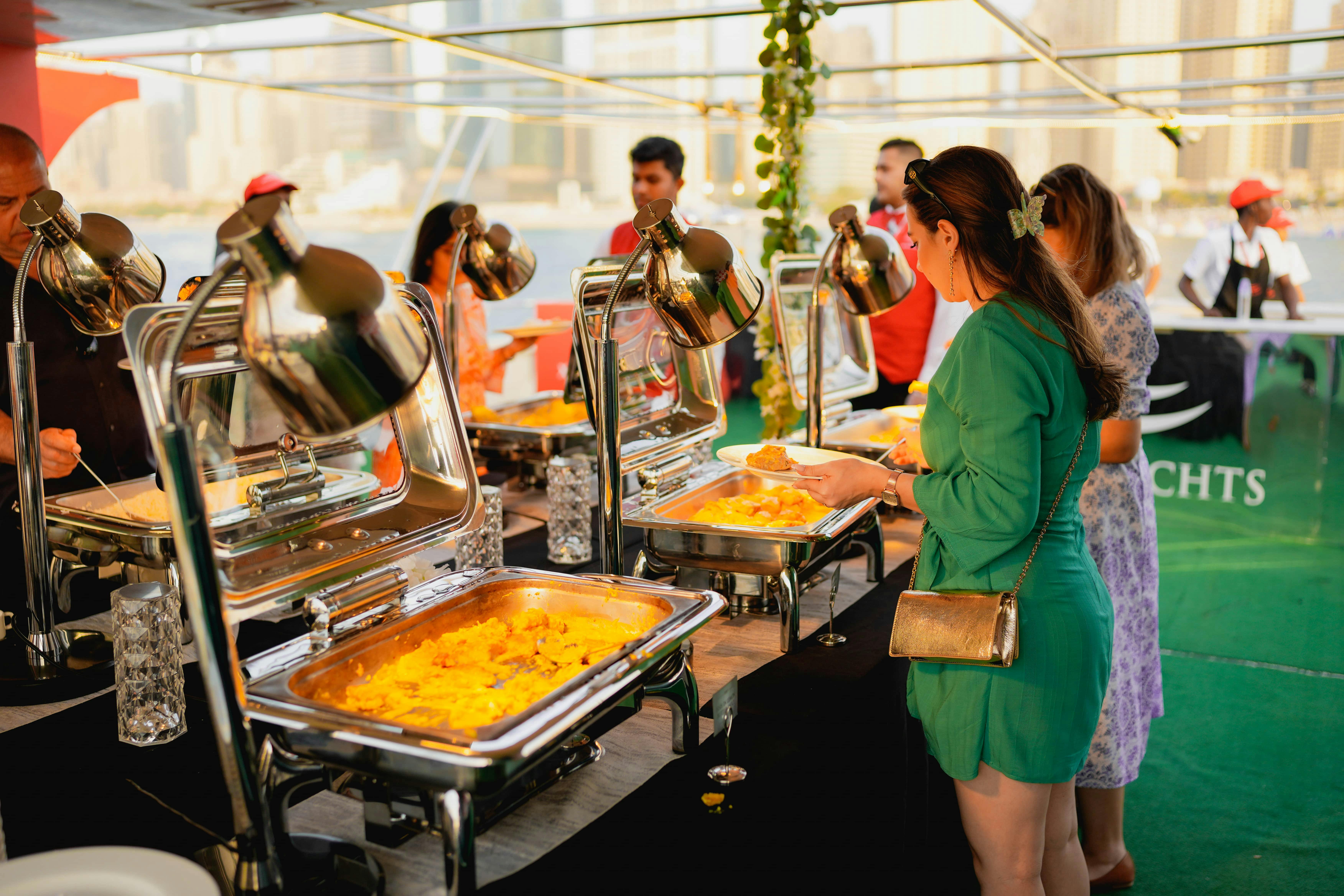 Dubai Marina: Luxury Dinner Cruise with Live Music Thrillark