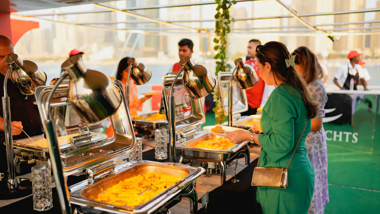 Dubai Marina: Luxury Dinner Cruise with Live Music Thrillark