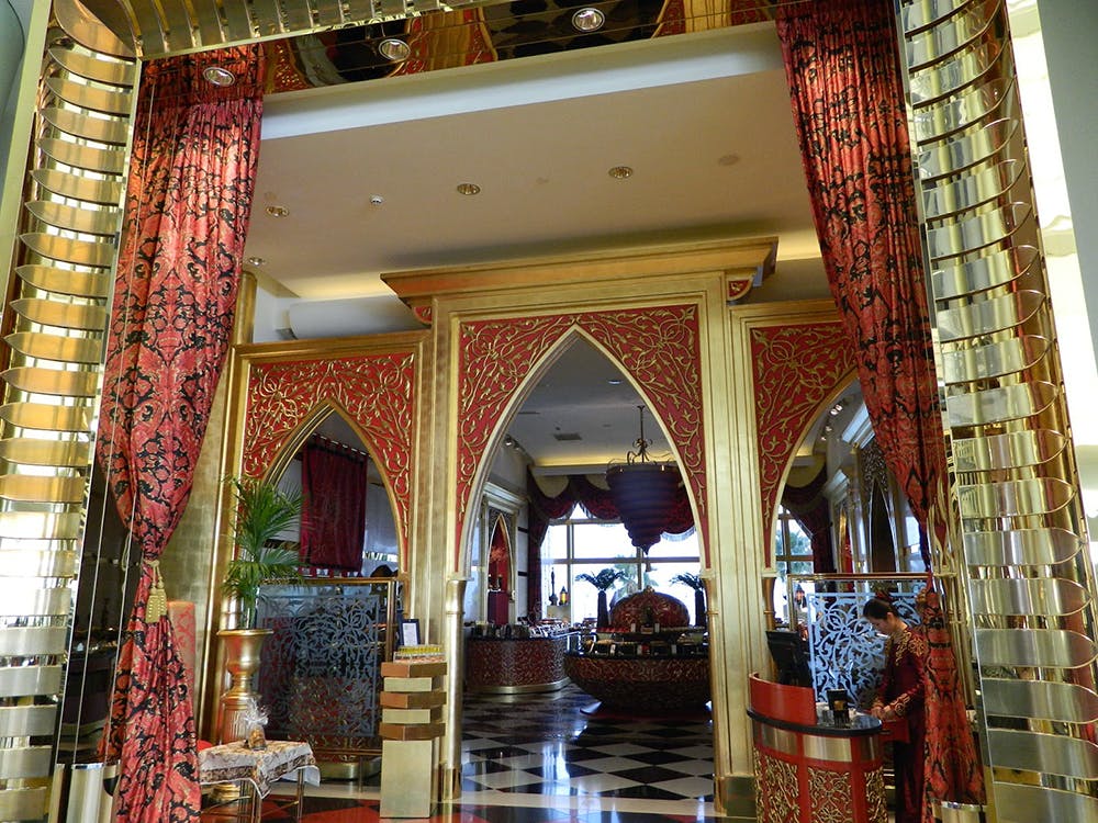 Discover Dubai by night and dine at Burj Al Arab-Al Iwan Thrillark